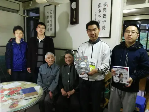 给残疾少年送书